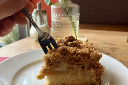 Hamburg food tour with full meal and drinks