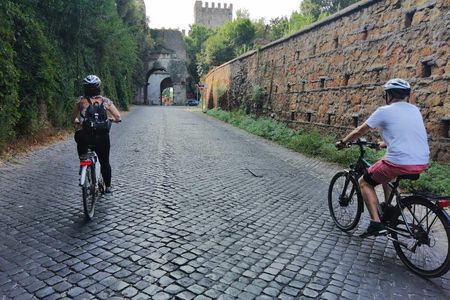 3-hour bike rental with Catacombs guided tour