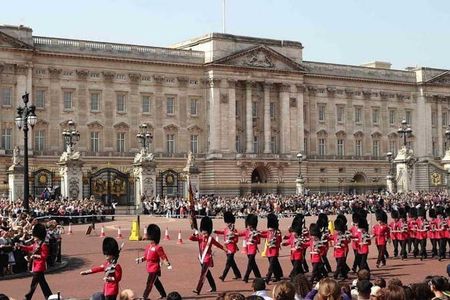 Changing of the Guard and Royal Palaces Private Tour
