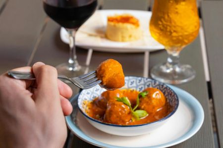 Tapas and wine self-guided tour in Las Palmas de Gran Canaria