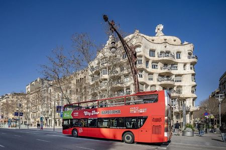 Hop-on hop-off Barcelona city tour with Moco Museum entrance ticket