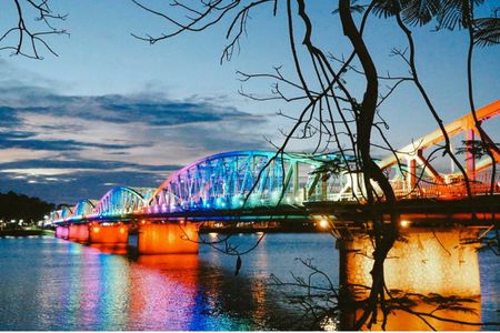 Food tour in Hue by night