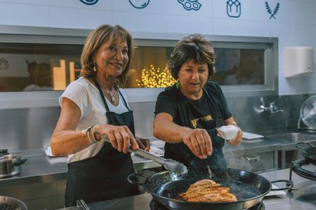 Paella cooking class with central market tour