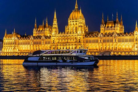 Evening dinner cruise on the Danube in Budapest