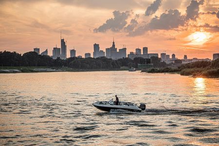 Sunset motorboat cruise on the Vistula river with prosecco