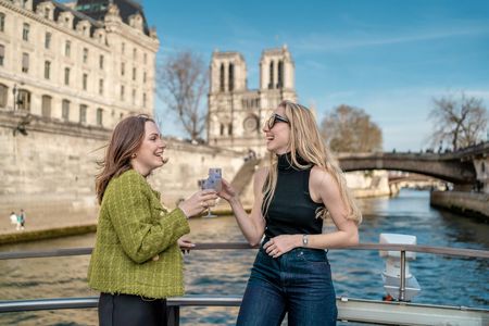 Sightseeing cruise with champagne from Notre-Dame de Paris