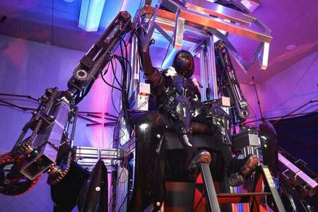 Giant robot piloting experience in Tokyo