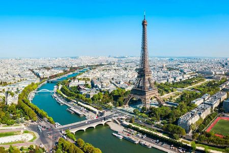 Small group tour of top Paris attractions with a local