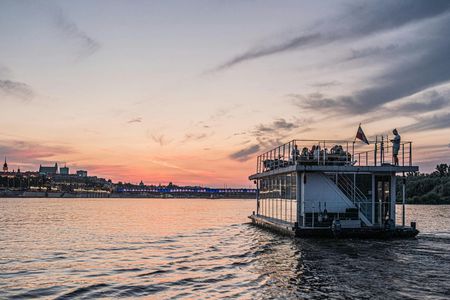 Warsaw sunset cruise on iBarka with prosecco