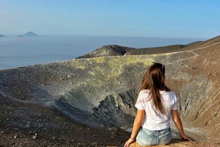 Guided hike to the great crater of Vulcano Island