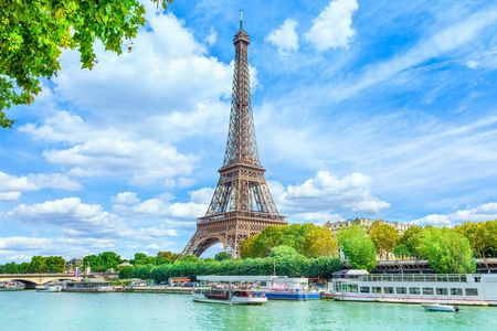 One-hour sightseeing cruise with lunch at Le Bistro Parisien