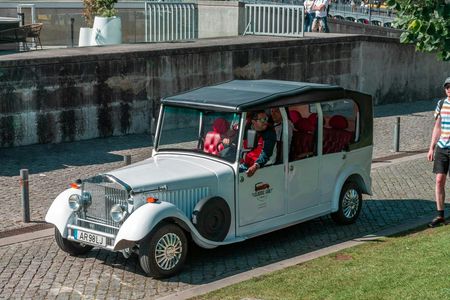 Electric vehicle tour and Douro River cruise in Porto