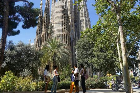 Park Güell and Sagrada Familia guided tour with tower access