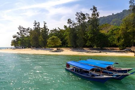 Langkawi island-hopping tour with eagle feeding and lake visit