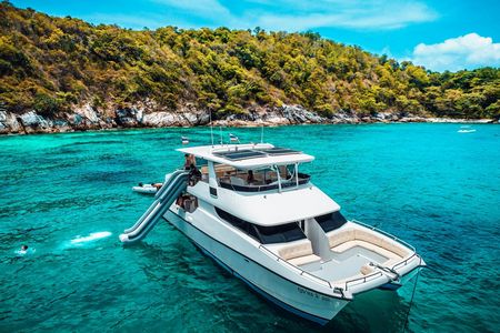 Full-day luxury catamaran tour to Phi Phi Islands from Phuket