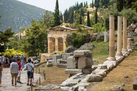 Delphi full-day tour with museum and Arachova Village visit