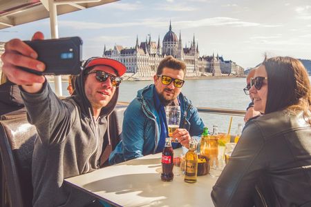 Budapest sightseeing tour with drink