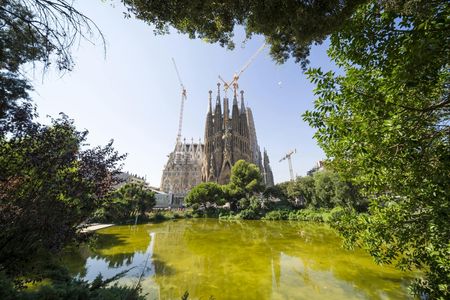 Skip-the-line Tickets and Guided Tour of Sagrada Familia and Park Güell with Transfer
