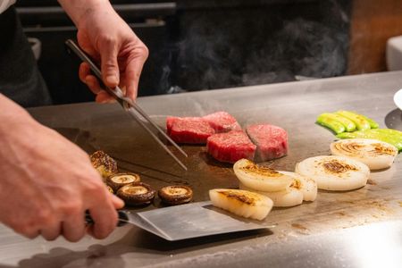 Kobe food and sake tour with teppanyaki tasting experience
