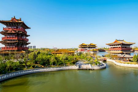 Guided tour through Kaifeng's historical landmarks