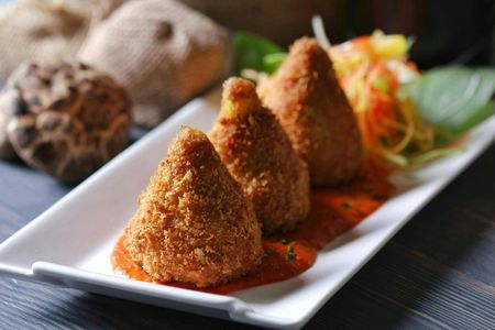Wine and arancini tasting experience in Piazza Armerina