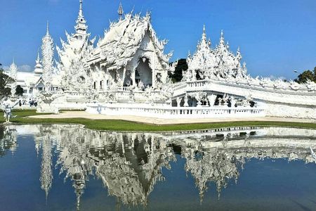 Private full-day tour to Chiang Rai with van and driver