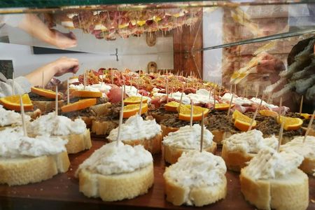 Verona guided walking food tour with aperitivo