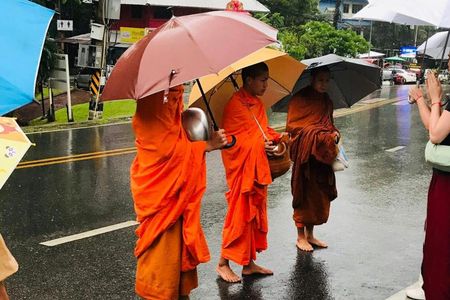 Embrace the Buddhist lifestyle at dawn tour