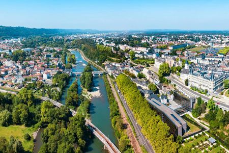 Pau city highlights walking tour with a local guide