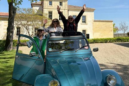 Pomerol and Saint Emilion private wine tour in a Citroën 2CV