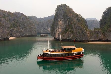 Full-day boat tour of Lan Ha Bay and Ha Long Bay