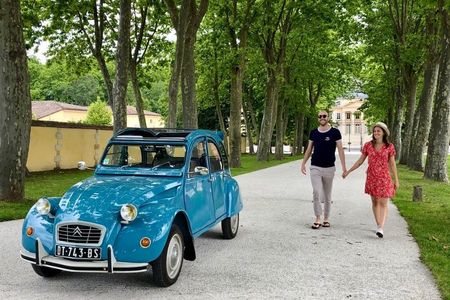 Bordeaux Left Bank private tour on a classic convertible vintage car