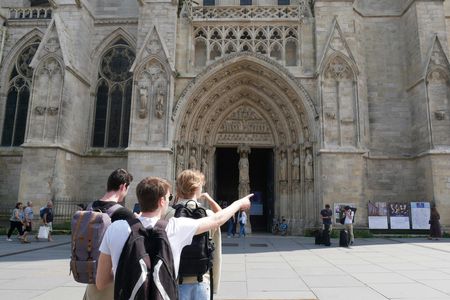 Outdoor treasure hunt with virtual guide in Bordeaux