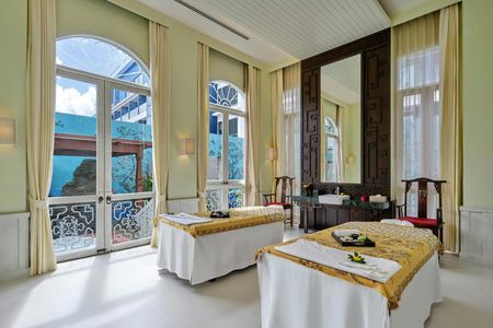 55-minute signature aromatic candle massage at Kee Spa