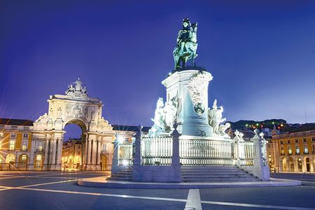 Lisbon night guided tour with dinner and fado show