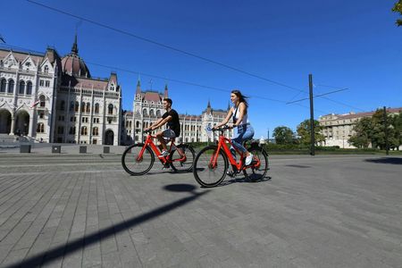 Budapest historic highlights e-bike guided tour