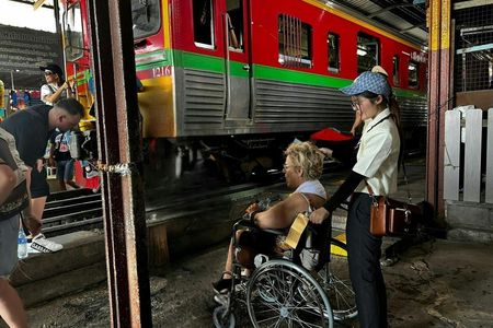 Floating and Railway Market wheelchair private tour