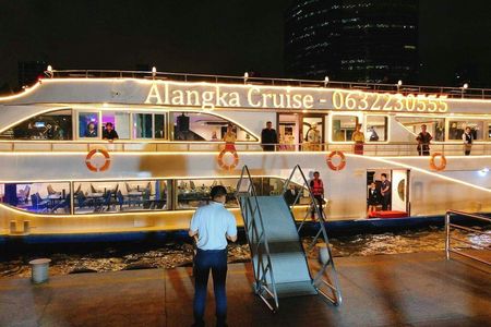Bangkok dinner cruise with buffet, live music and hotel pickup