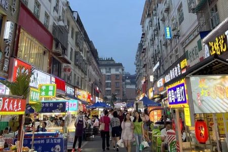 Authentic Chengdu street food tour