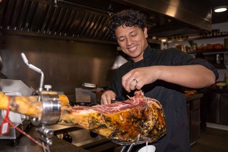 Tapas and sightseeing walking tour in Old Town Barcelona