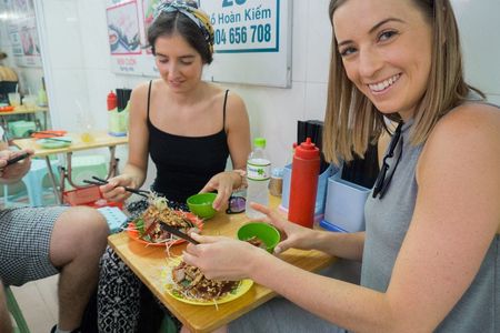 Hanoi street food guided night tour