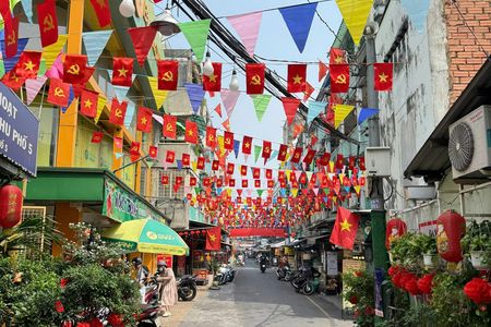 Guided tour of Ho Chi Minh City's markets and cultural landmarks