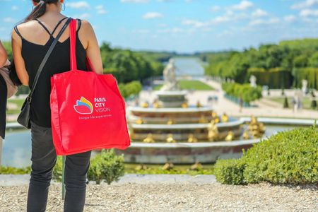 Guided Tour of Versailles Palace and Giverny with Transportation and Lunch