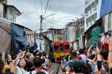 Damnoen Saduak and Maeklong Railway Market tour with private transport