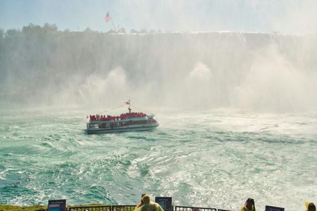 Guided tour of Niagara Falls with boat ride and maple tasting
