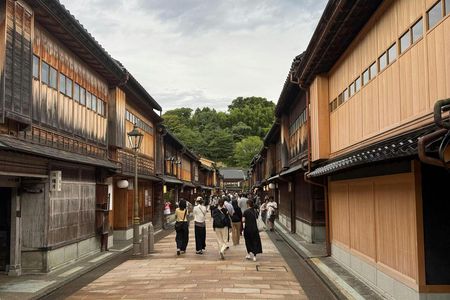Shirakawago and Kanazawa guided day tour from Kanazawa