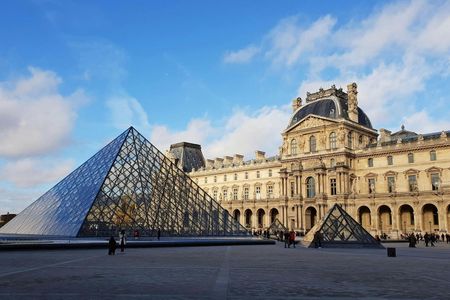 Guided Louvre exterior tour and skip-the-line entry with audio guide