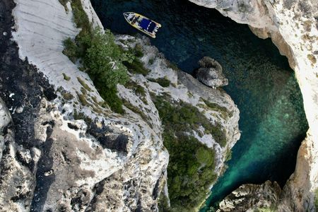 Guided boat trip to Grama Bay