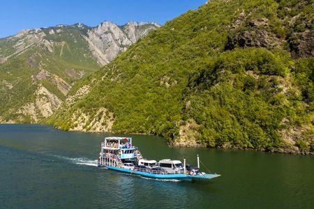Guided day trip in Koman Lake with boat ride and kayak