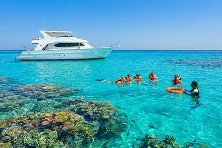 Private boat and snorkeling experience with lunch in Hurghada